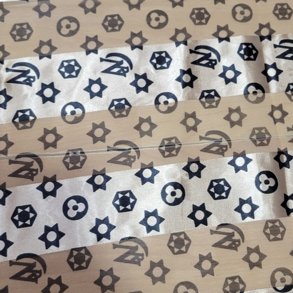 Elegant High End Scarf - Picture 3 of 3